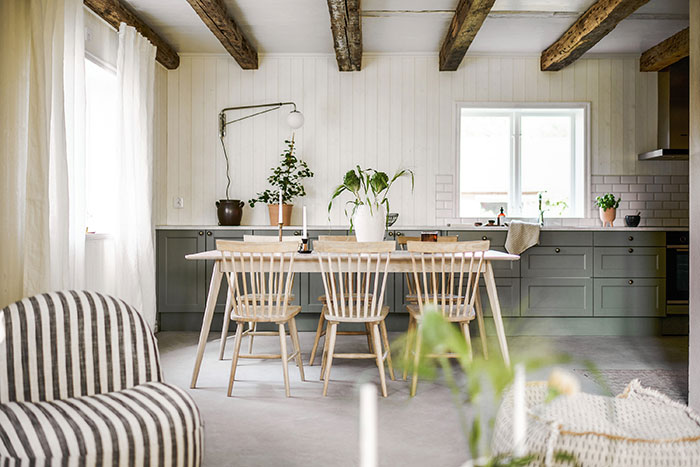 Ett lantkök i ett mysigt och rustikt fritidshus, förmedlat av Bjurfors.