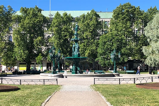 Fontän och grönska i Sundsvall - Bjurfors mäklare