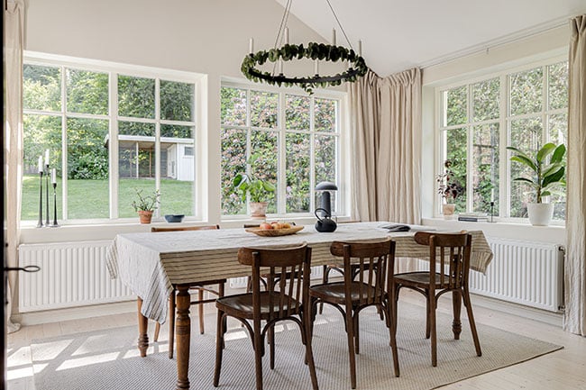 Dukad matplats i ett ljust hem, som förmedlas via mäklare på Bjurfors