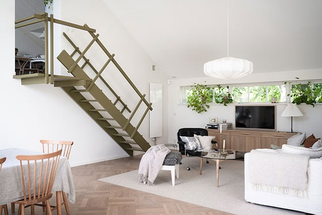 Vardagsrum med innovativa lösningar, förmedlas via Bjurfors mäklare