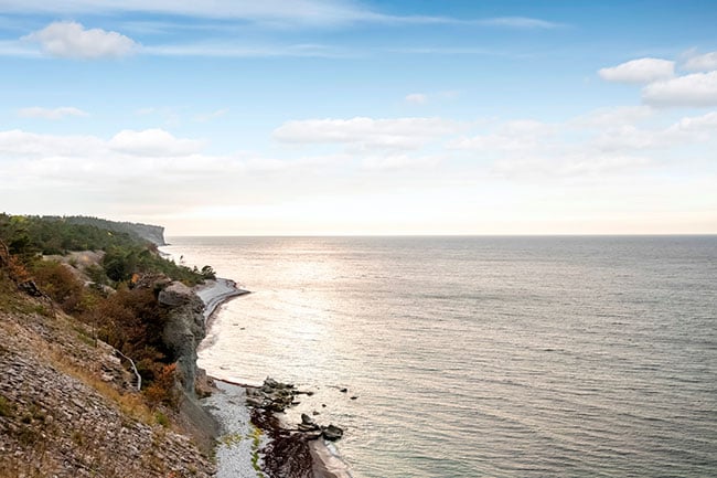 Kust och hav på Gotland, där Bjurfors mäklare förmedlar många fina bostäder varje år