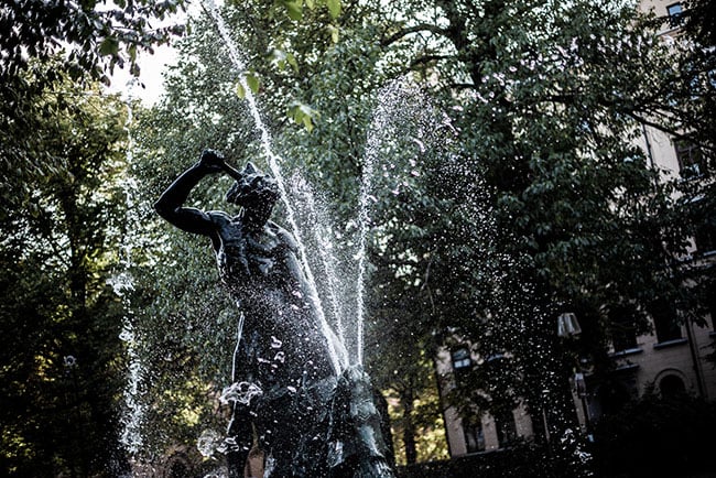 Fontän på Mariatorget. Maria är ett av Södermalms absolut populäraste områden och här förmedlar mäklare på Bjurfors många bostäder.