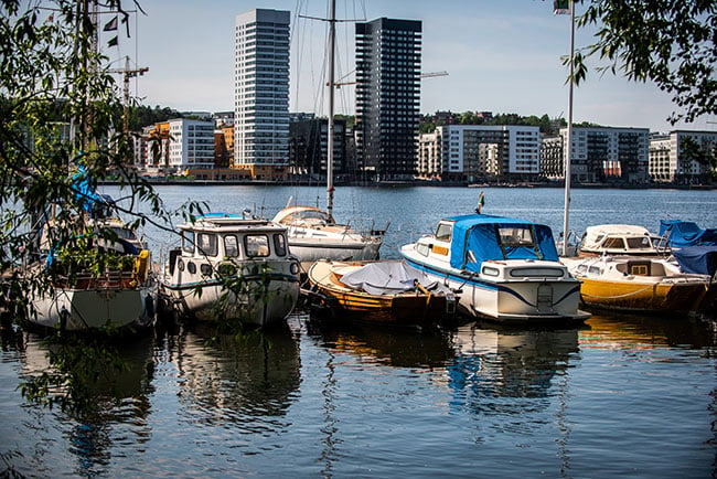 Vatten, båtar och Södermalm. Hitta drömhemmet med mäklare på Bjurfors Södermalm.